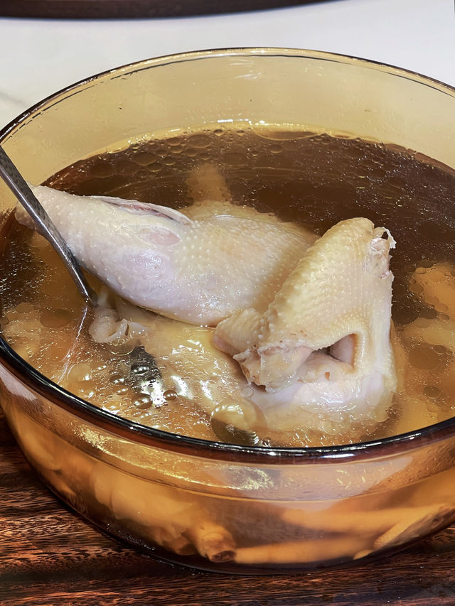 美容養顏來碗土雞燉花膠。