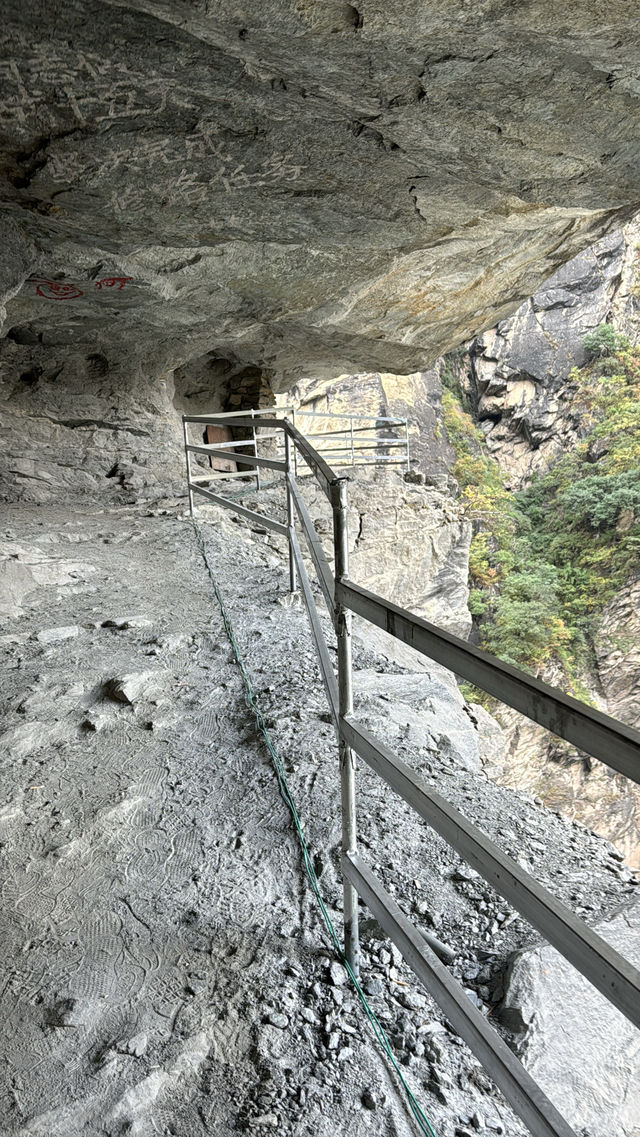 雲南｜虎跳峽峽谷徒步精華路段—— 一線天。