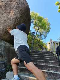 一座建在山上的公園，山頂可俯瞰到珠澳美景
