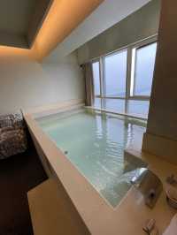 我住進了總裁級高空泳池酒店