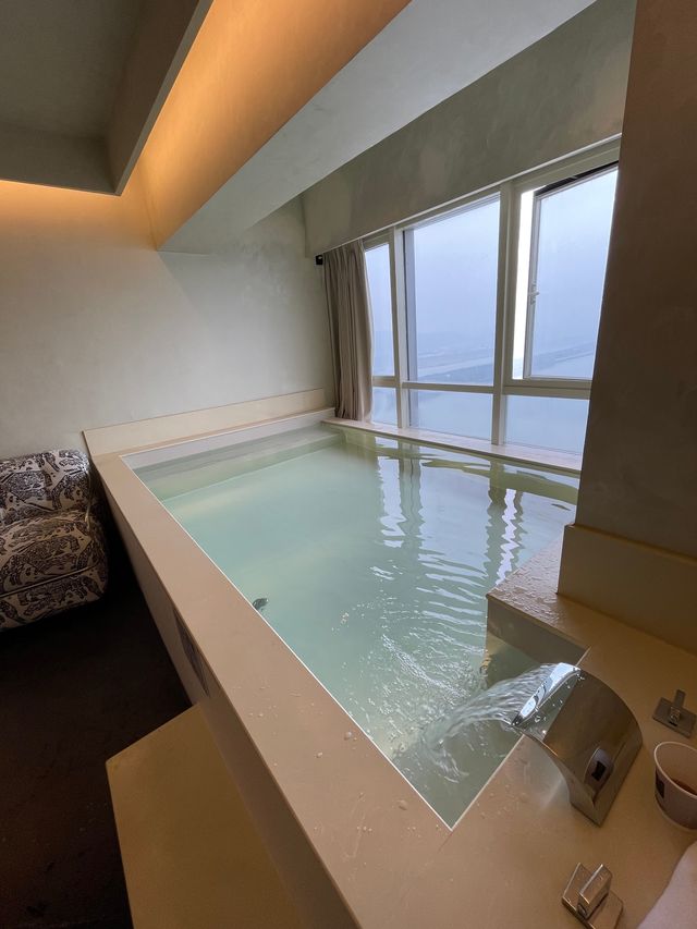我住進了總裁級高空泳池酒店