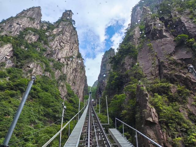 頂著25℃嘅暖陽，我用8小時走完黃山最硬核嘅徒步路線！雖然天都峰臨時關閉有啲小遺憾，但呢絕對係