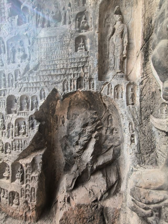 伊闕山水，龍門石窟