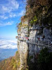 雲霧繚繞龍頭山