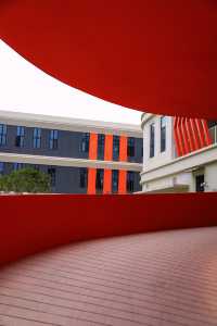 在未完成的建築裡,拍一部未來感大片