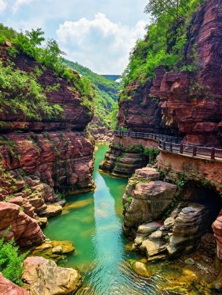 Jiaozuo Hongshi Gorge Guide｜120 Million Years of Danxia Secret Realm, Stunning Blue Water and Red Rocks That Leave You Speechless
