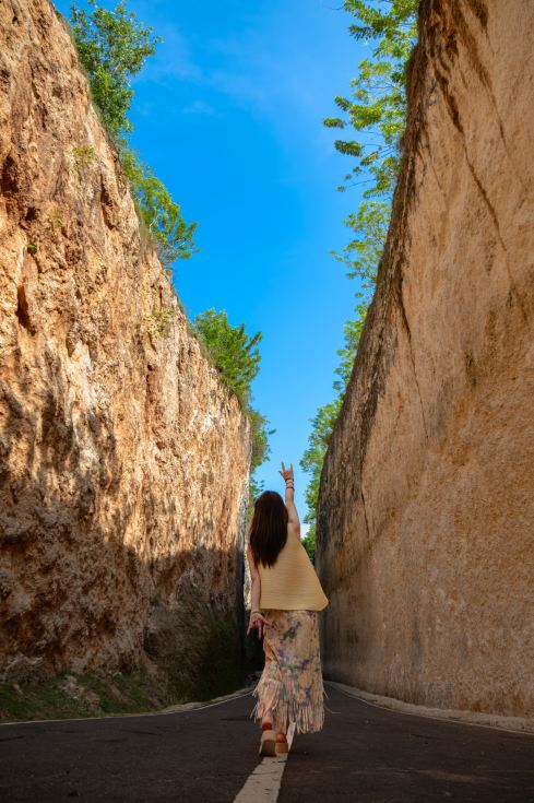 バリ島ウルワツの絶景断崖絶壁の道を散策 | Trip.com バリ島