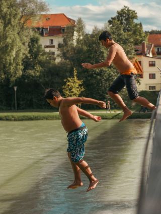 At the foot of the Alps, soaking in hot springs while watching a fairy tale town