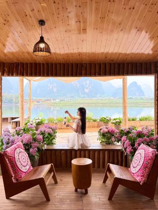 New in Yangshuo!! I made a special trip to Yulong Bay just for this window.