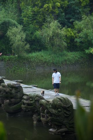 瀘州寶藏玩法！雨中邂逅百年龍橋的獨特韻味