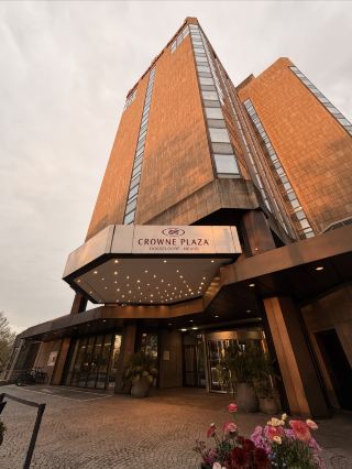 ช่วงเวลาอันแสนโรแมนติกริมฝั่งแม่น้ำไรน์ – โรงแรม Crowne Plaza Düsseldorf นั้นยอดเยี่ยมอย่างแท้จริง!
