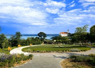 A serene and beautiful town on the outskirts of Budapest