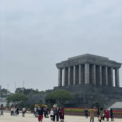 Come Extra Early to Ho Chi Minh Mausoleum in Hanoi