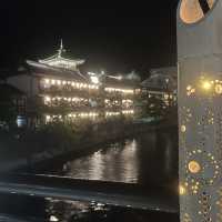 昭和の建物が温泉宿に！川沿いに建つ伝統宿