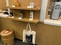 京都・中京区。エースホテル京都のロビー、コーヒーで一休み『Stumptown Coffee Roasters』