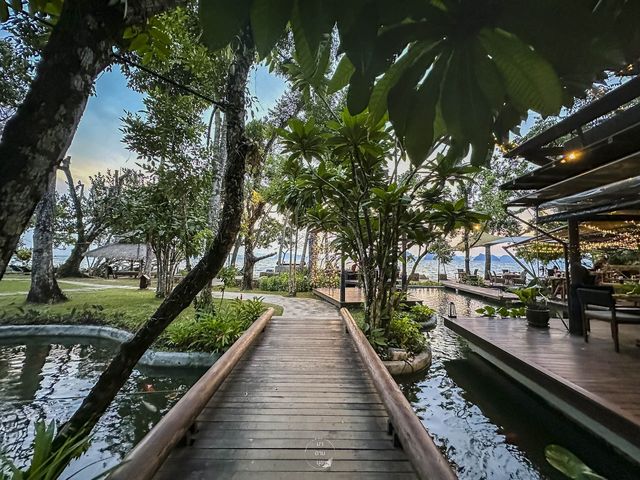 The Arundina ห้องอาหารไทยริมชายหาดคลองม่วง