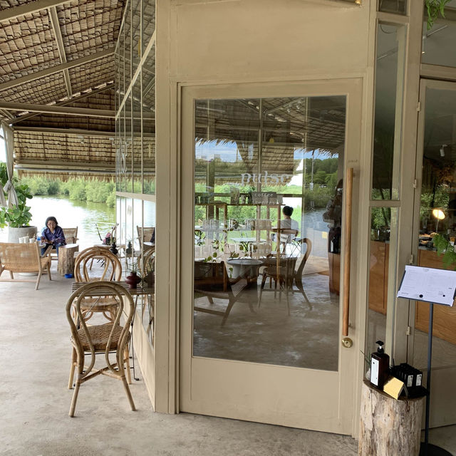 คาเฟ่บรรยากาศดี  PULSE/BANG KHUN THIAN