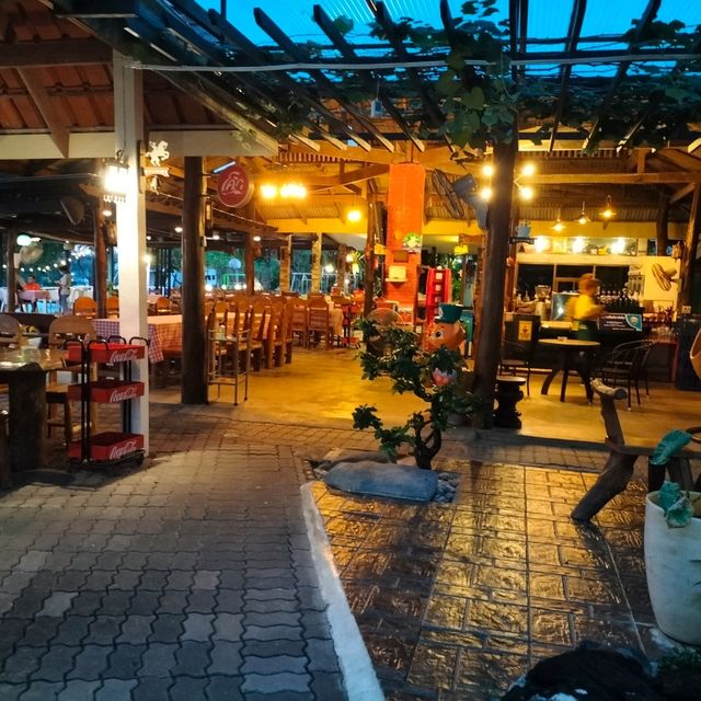 หิวแล้วแวะกินมื้อค่ำก่อนที่ Riverside garden
