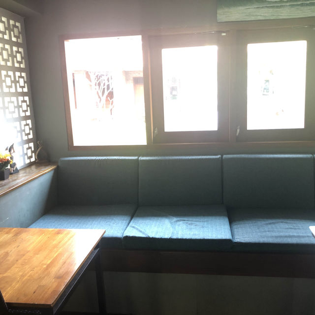 庫塔市區，寧靜幽雅的餐廳，一杯現打橘子汁冰沙，只要美金1元：Kedin Cafe