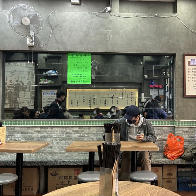 🇭🇰 馳名豬排酸辣米線係咪名過其實？🐷🍜