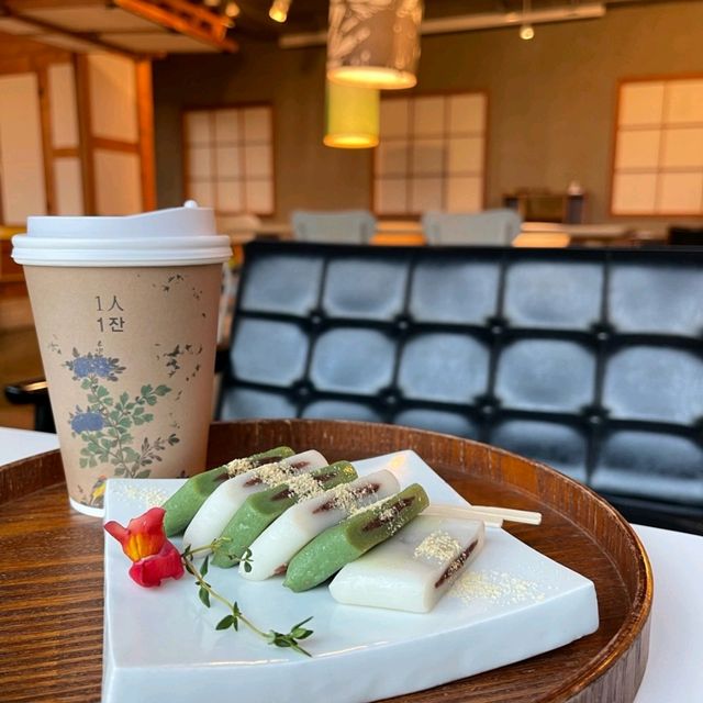 韓國恩平韓屋村宏偉壯觀的山景色搭配的人氣 Cafe🤩