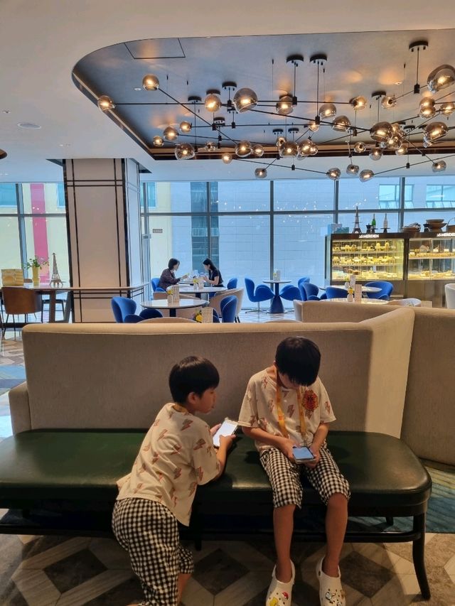 무료 음료가 제공되는 르메르디앙 체크인 카운터