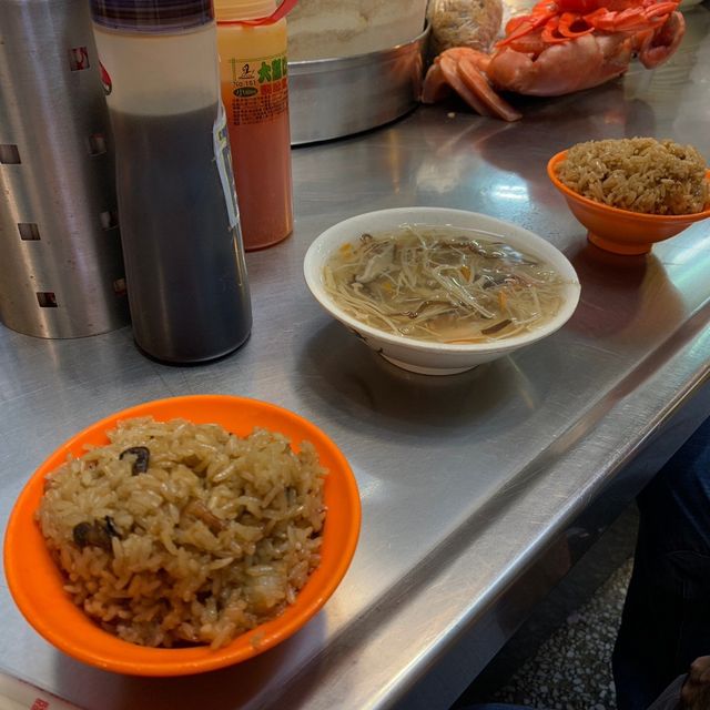 基隆廟口夜市的沈記螃蟹羹，享受海鮮的鮮甜和油飯的香氣