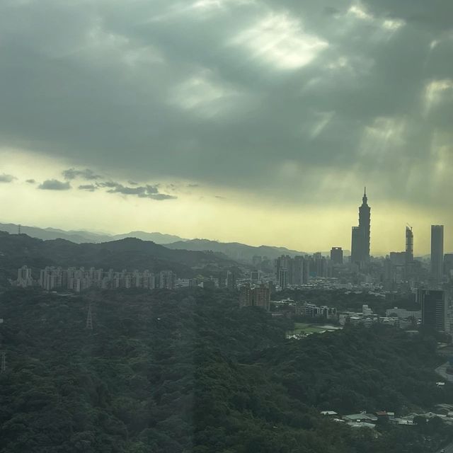 💴台北六福萬怡酒店🙃101大樓遠望景觀與出色的北京烤鴨！🌆🏨🍗 