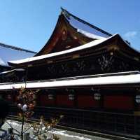 京都 北野天満宮の『なで牛』に雪が積もっていた。