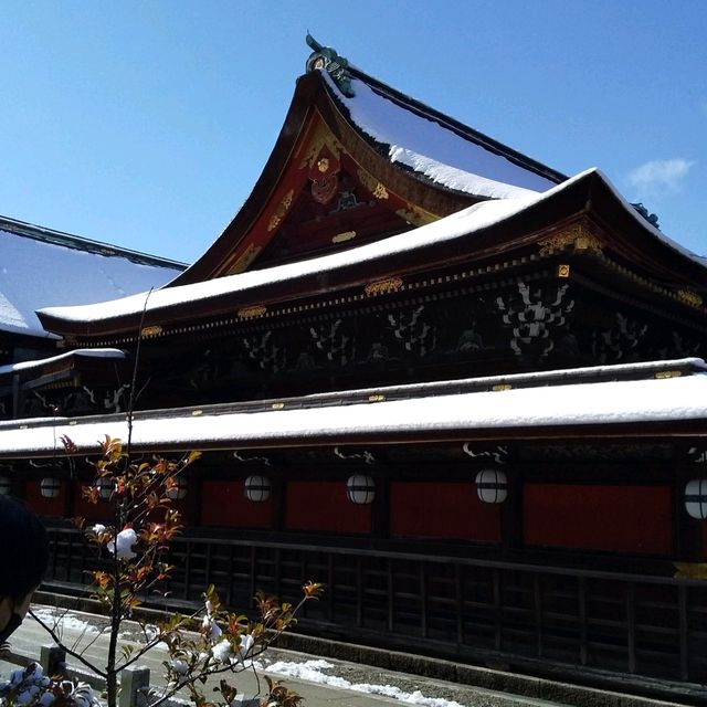 京都 北野天満宮の『なで牛』に雪が積もっていた。