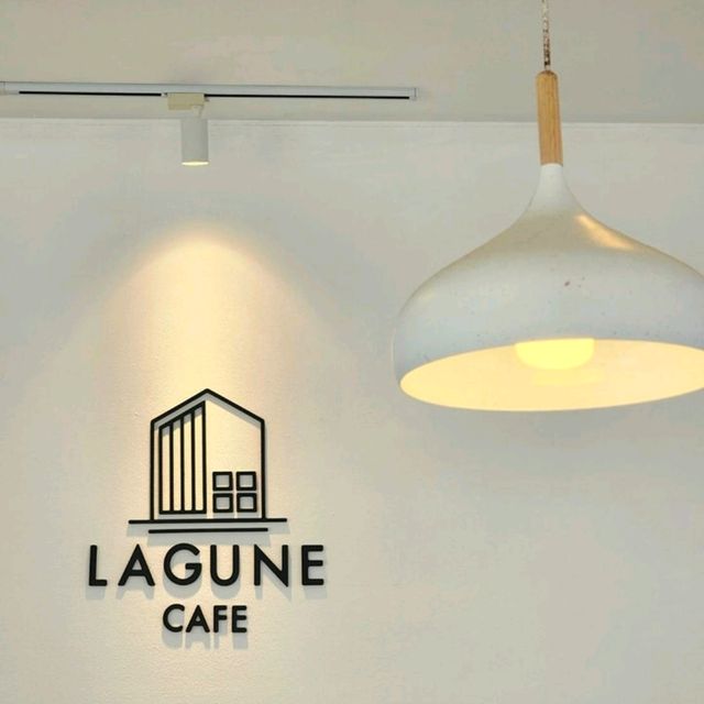 ☕️คาเฟ่ริมทะเลสาบสไตล์มินิมอล 🏡  𝑳𝒂𝒈𝒖𝒏𝒆
