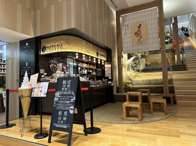 北海道・札幌。『丸美珈琲店 MARUMI COFFEE STAND』のスペシャリティコーヒーソフト