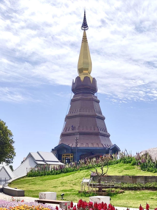 Doi Inthanon: Highest Peak, Temples, and Hill Tribe Villages 🏯