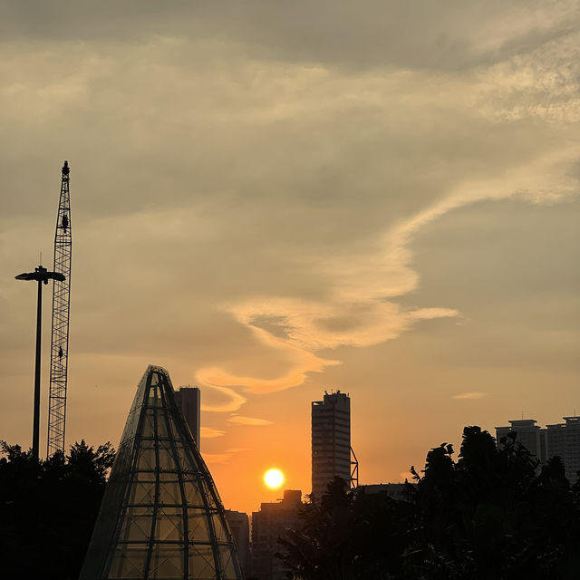陶醉在澳門，少不了看一次海旁夕陽美景^-^