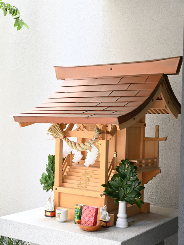 【磯部稲荷神社/東京都】変わった鳥居とビルの奥に祀られる