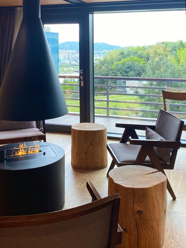 숲에 둘러쌓인 산장 감성을 🌳 서울 도심 한복판에서 즐길 수 있는 🏕️캠핑감성 여행