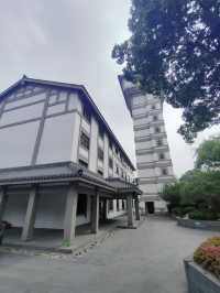 有着999尊佛像的万佛讲寺