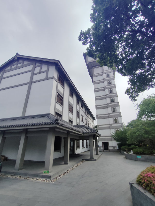 有着999尊佛像的万佛讲寺