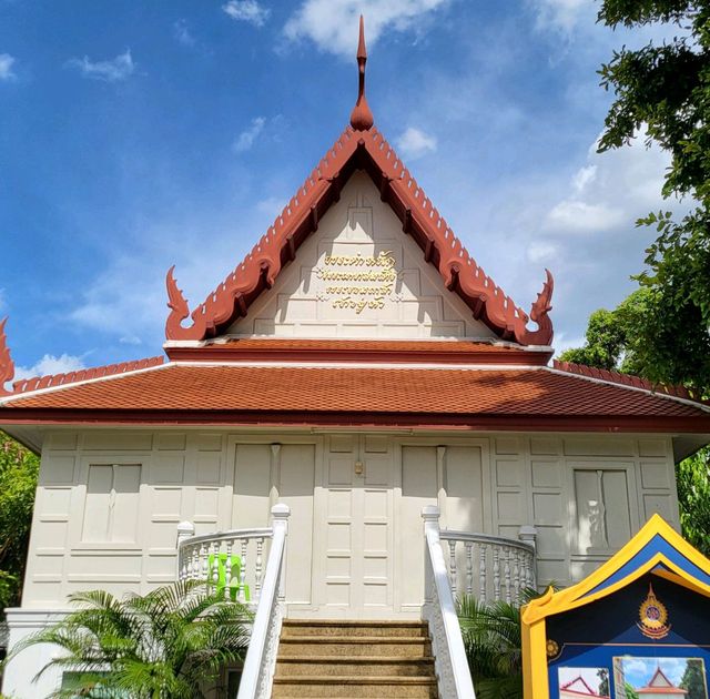 วัดราชาธิวาสวิหาร วัดเก่าแก่กว่า 747 ปี