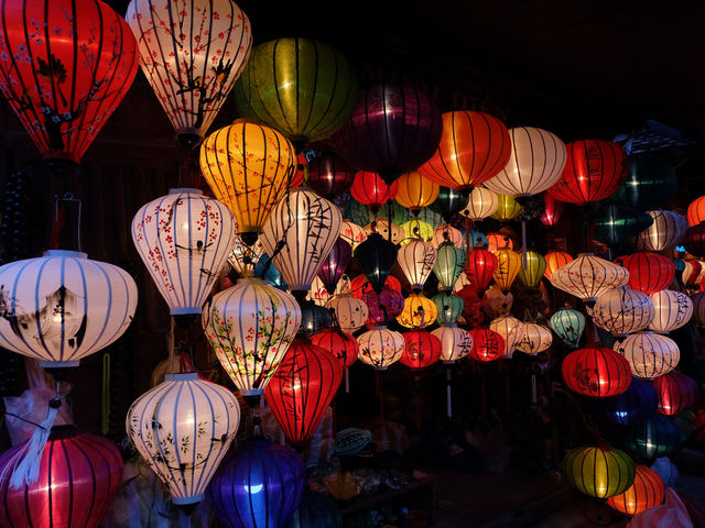 เที่ยวเมืองเก่าฮอยอันยามค่ำคืน เมืองแห่งโคมไฟ 🏮