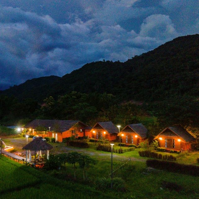 ที่พักริมน้ำมาง และวิวท้องนา บ่อเกลือ น่าน