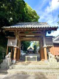 【長崎県】石塀に囲まれた神社