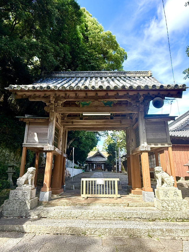 【長崎県】石塀に囲まれた神社