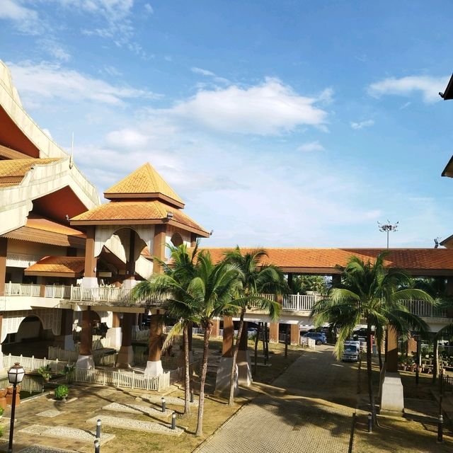 AMAZING TRADITIONAL + MODERN AIRPORT 