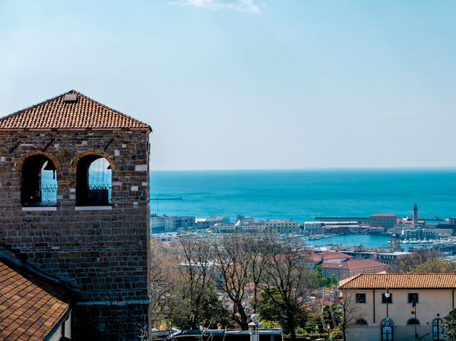 Trieste War Memorial에서 바라보는 전경과 성곽..