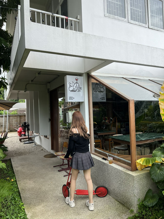 Vinyl & Wine คาเฟ่/บาร์ลับใจกลางเมืองเชียงราย