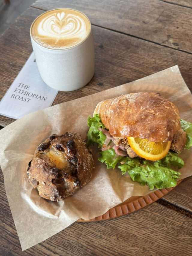 パン専門店とコーヒー専門店のコラボショップ