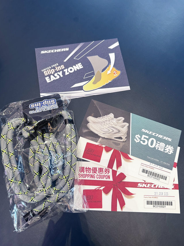 愛上運動後會多咗留意運動鞋嘅舒適度 SKECHERS 全新 Hands Free Slip-ins® 系列 既輕便又舒適，無論做運動定平時出街都啱襯 Slip-ins®嘅設計喺易穿唔易甩，解放雙手 一
