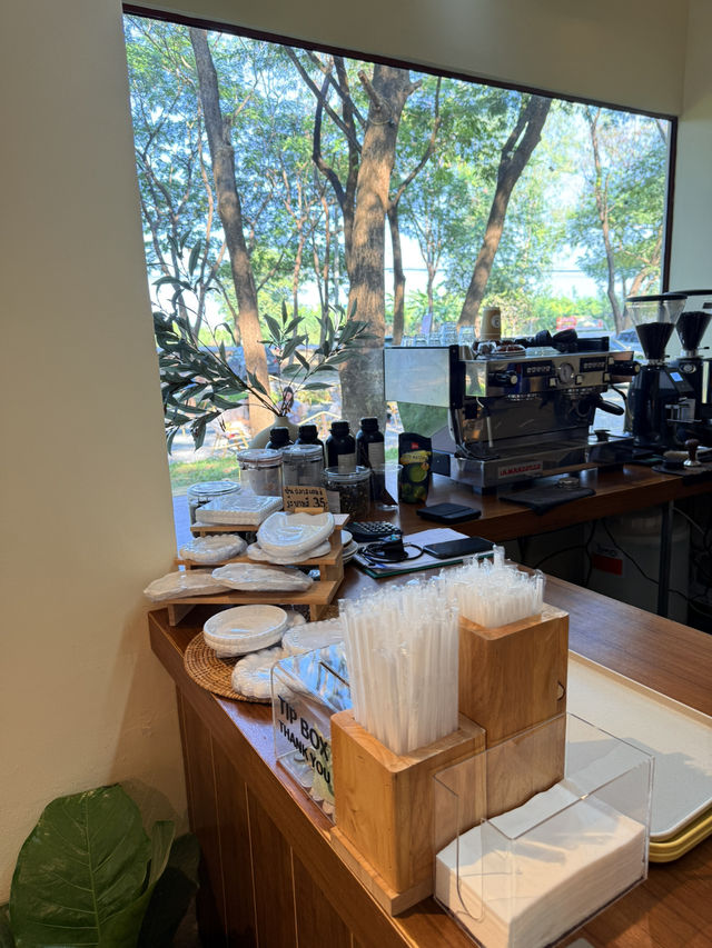 📍Apollo Cafe & Yard คาเฟ่ฟีลเขาใหญ่ในลำพูน