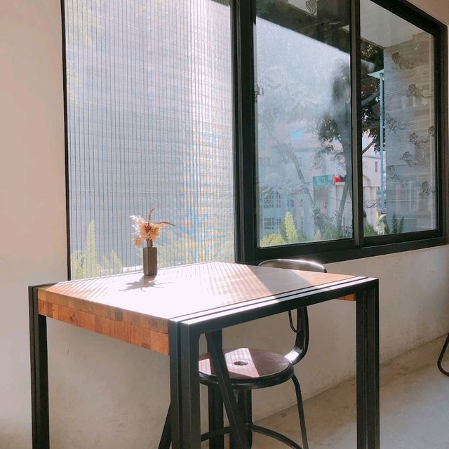 nice looking cafe
